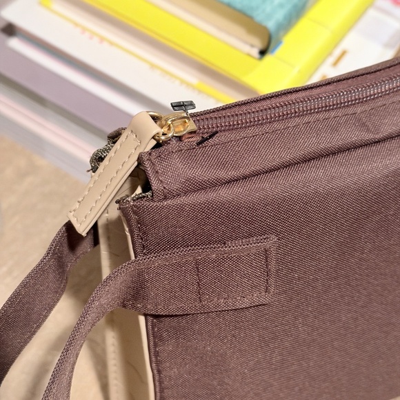 BVLGARI | Emirates Business Class Toiletry Pouch for Men - Picture 3 of 6